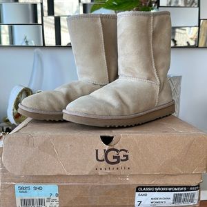 Women’s Classic Short UGG’s in Sand, SZ 7